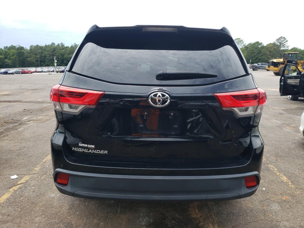 5TDZZRFH1JS240039 2018 Toyota Highlander Le