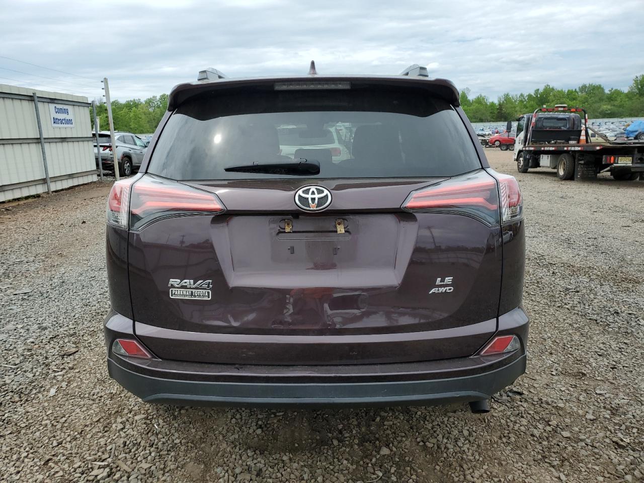 2T3BFREV7JW728816 2018 Toyota Rav4 Le