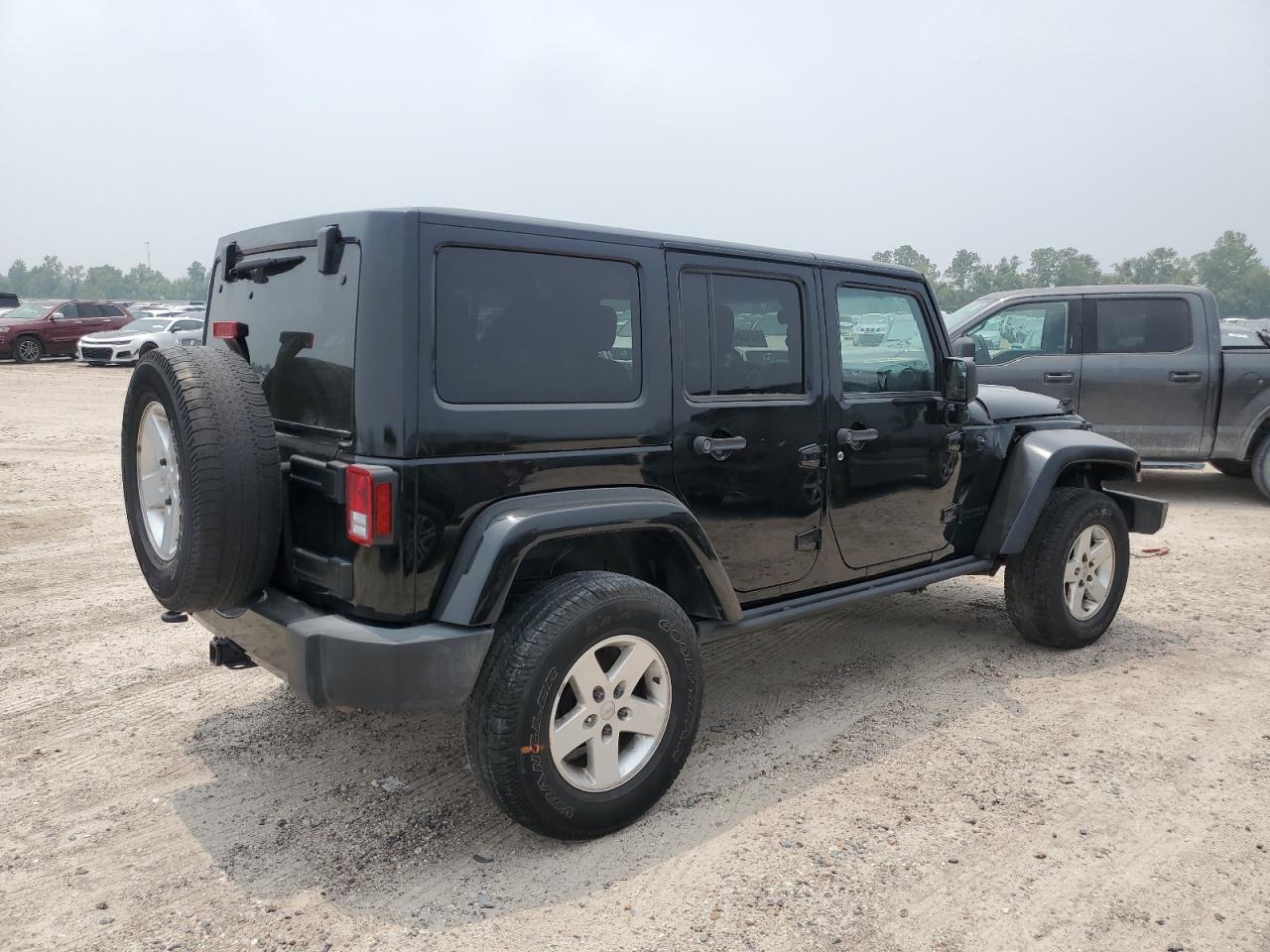 1C4HJWEG2FL699552 2015 Jeep Wrangler Unlimited Sahara