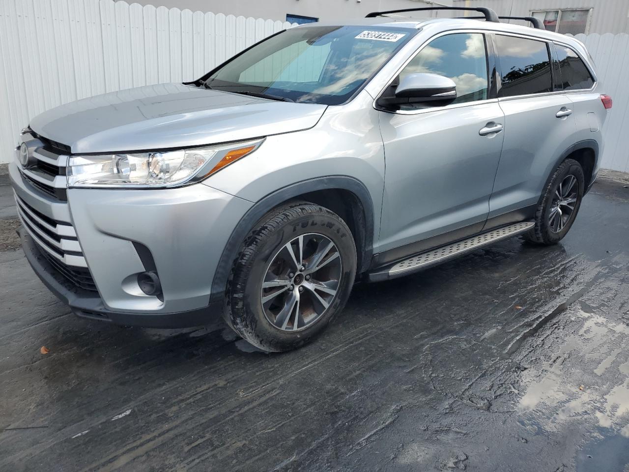 5TDZARFH6KS056871 2019 Toyota Highlander Le