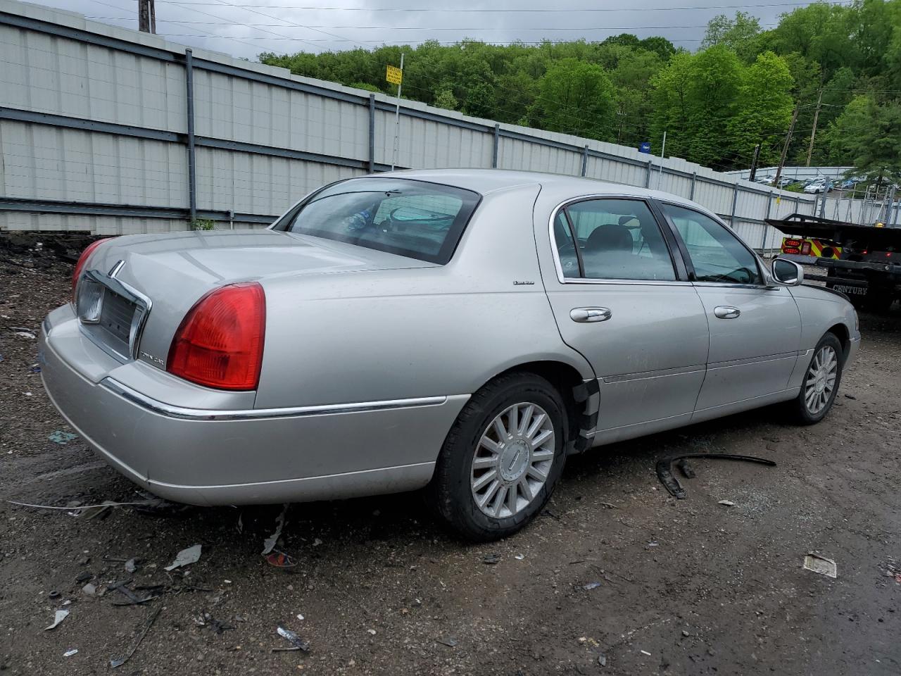 1LNHM81WX3Y645698 2003 Lincoln Town Car Executive