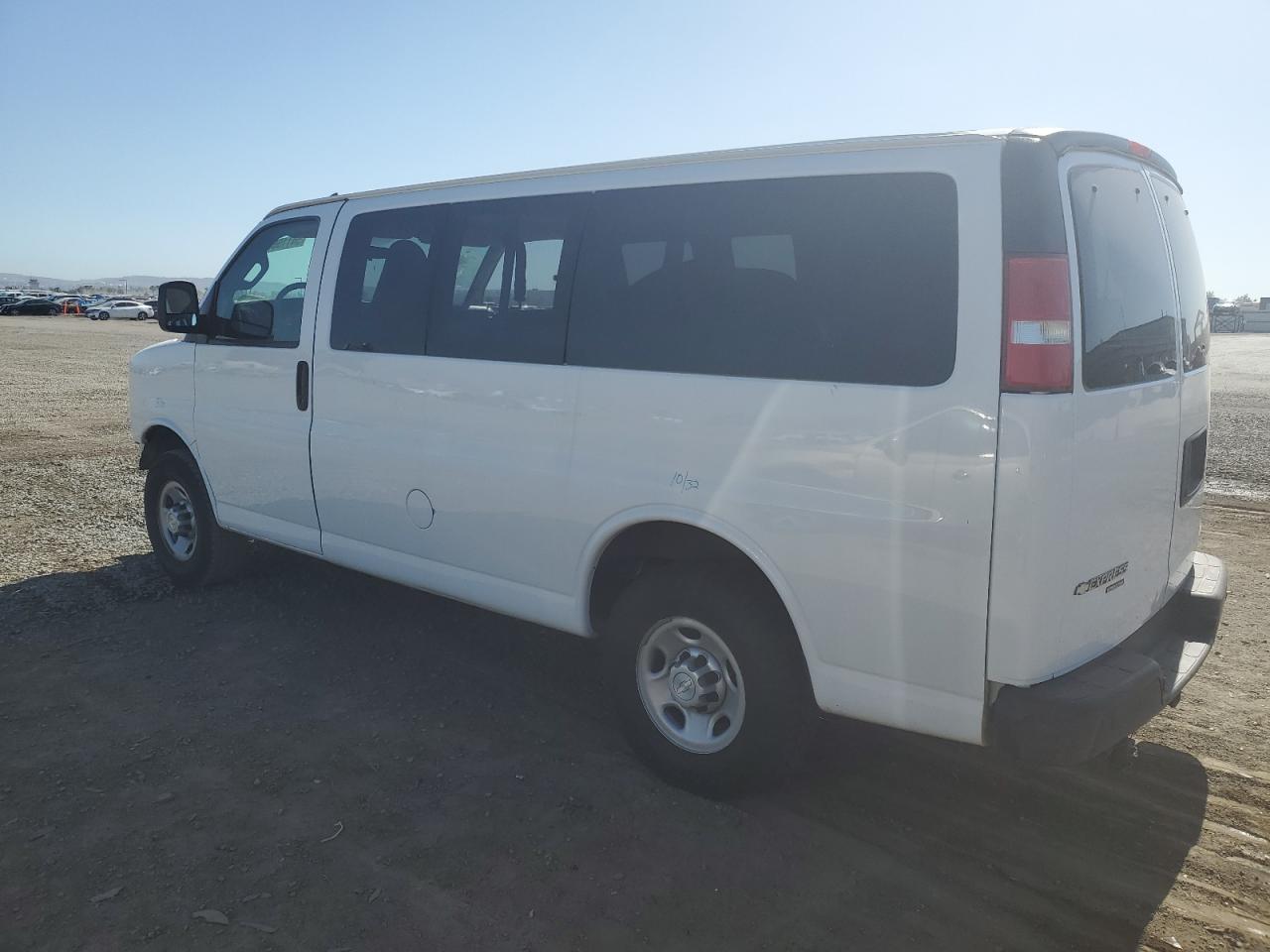 1GAWGEFF1G1325865 2016 Chevrolet Express G2500 Ls