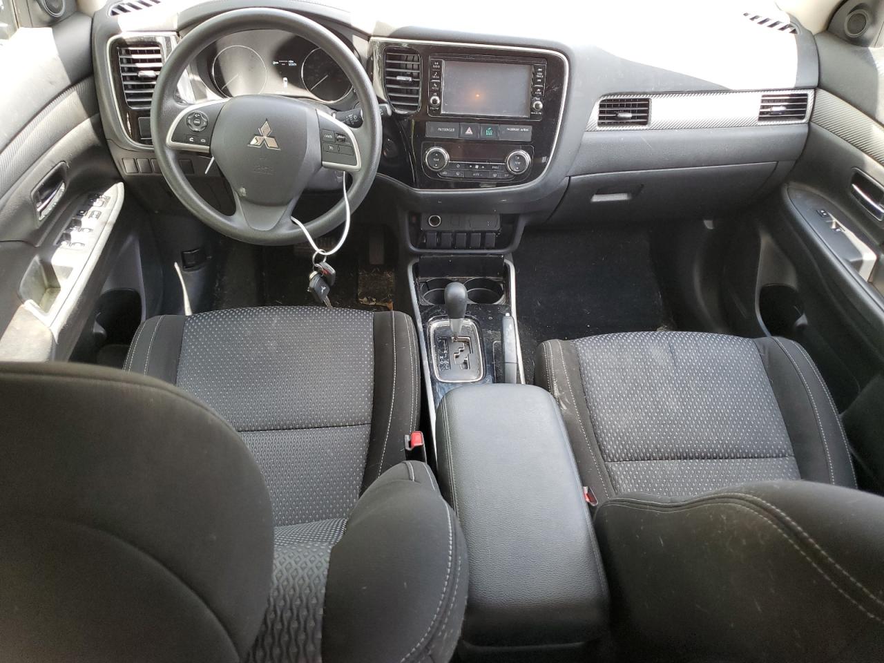 JA4AZ3A38JZ057185 2018 Mitsubishi Outlander Se