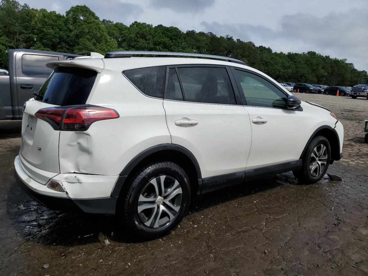 JTMZFREV2HJ708643 2017 Toyota Rav4 Le