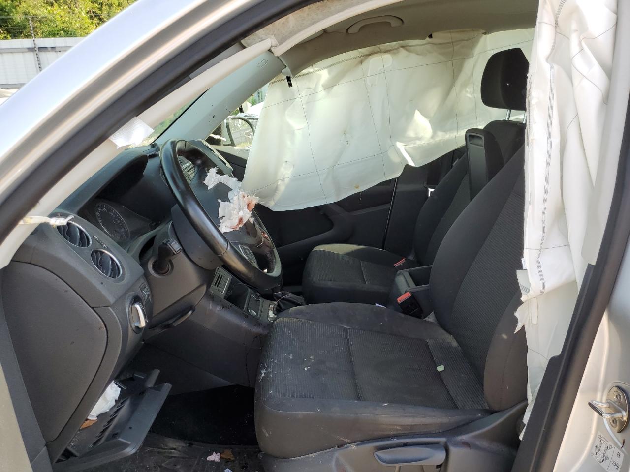 WVGBV7AX8JK003843 2018 Volkswagen Tiguan Limited