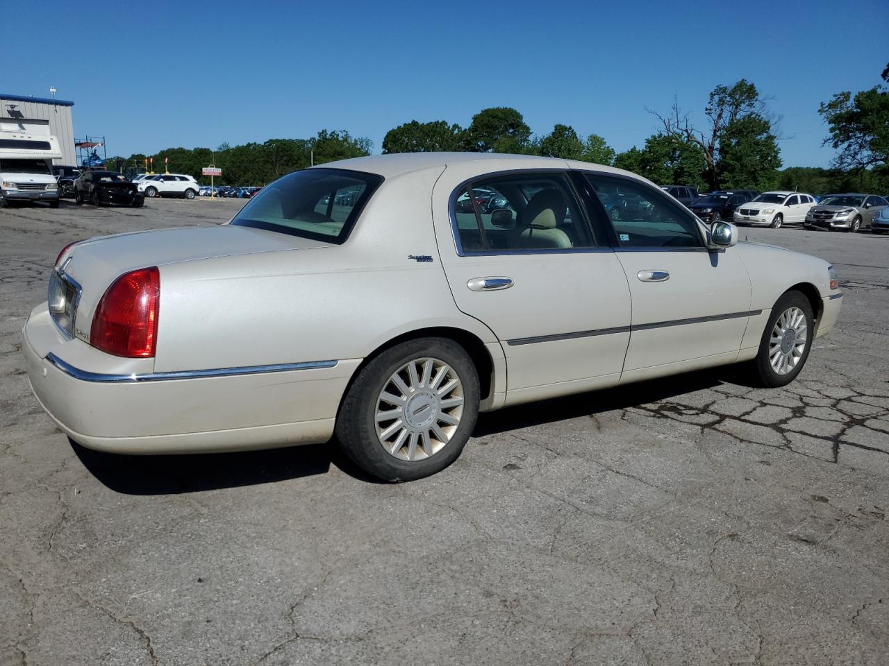 1LNHM82W35Y652249 2005 Lincoln Town Car Signature Limited