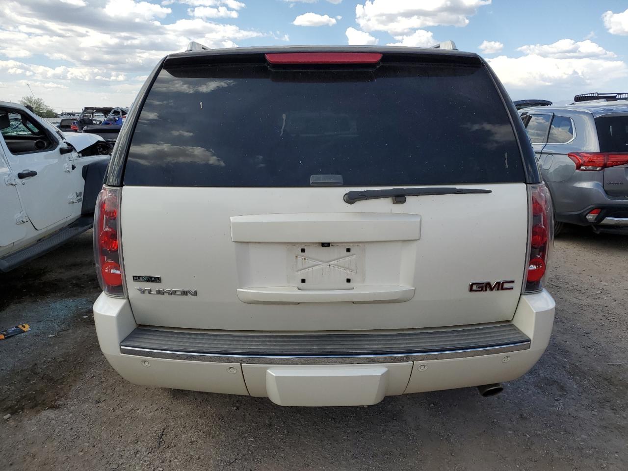 1GKS2EEF7BR334784 2011 GMC Yukon Denali