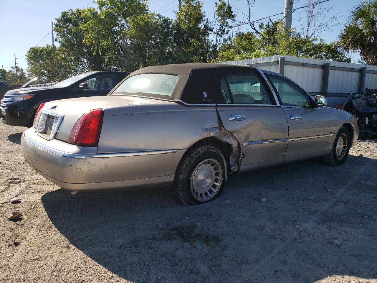 1LNHM81W0XY665335 1999 Lincoln Town Car Executive