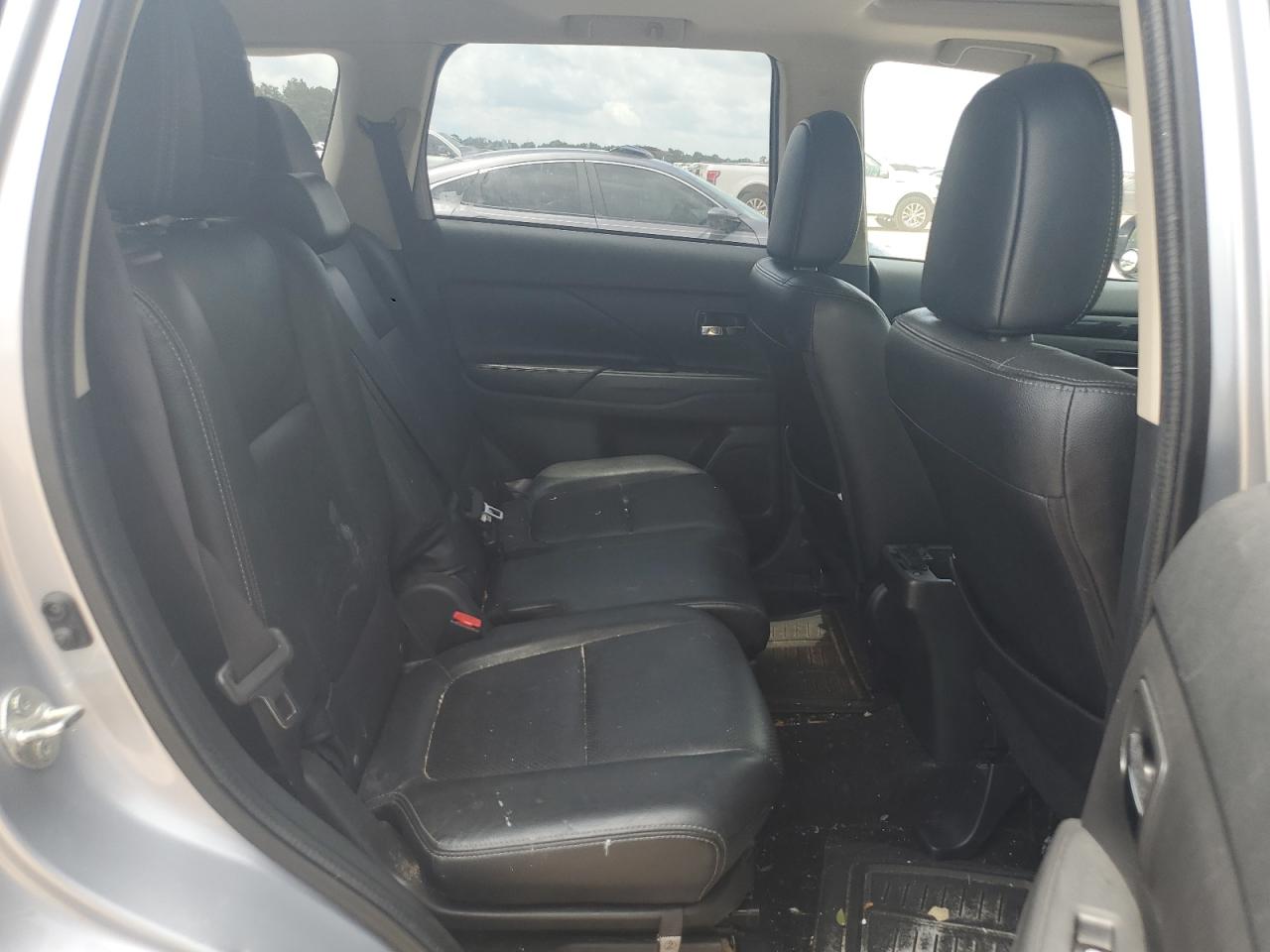 JA4AZ3A30GZ058131 2016 Mitsubishi Outlander Se