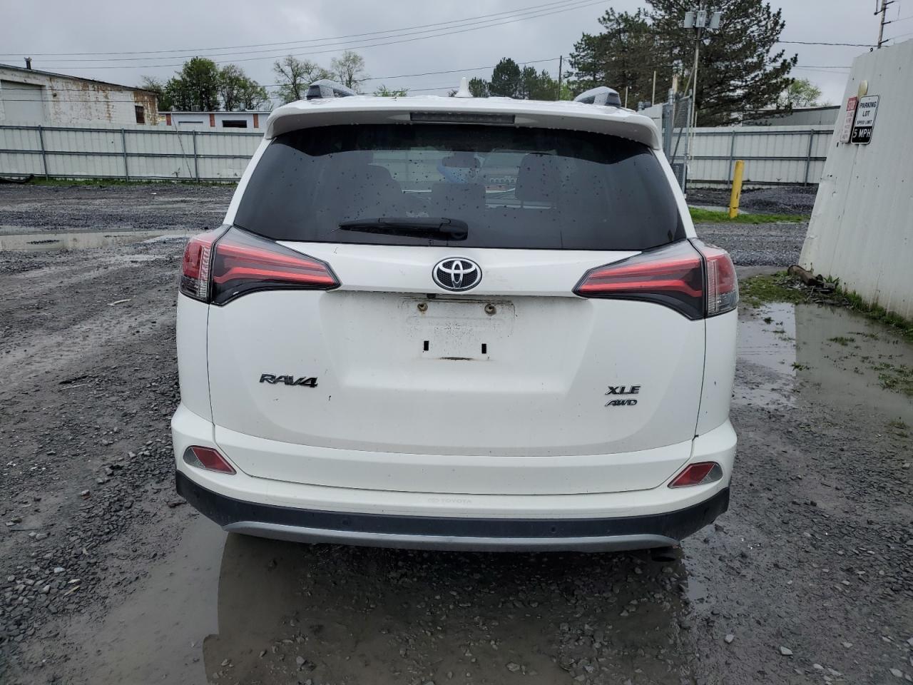 JTMRFREV7HJ114310 2017 Toyota Rav4 Xle