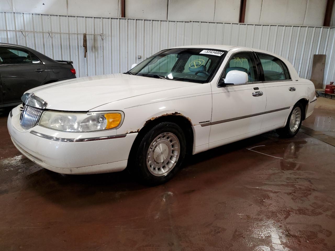 1LNHM81W21Y684931 2001 Lincoln Town Car Executive