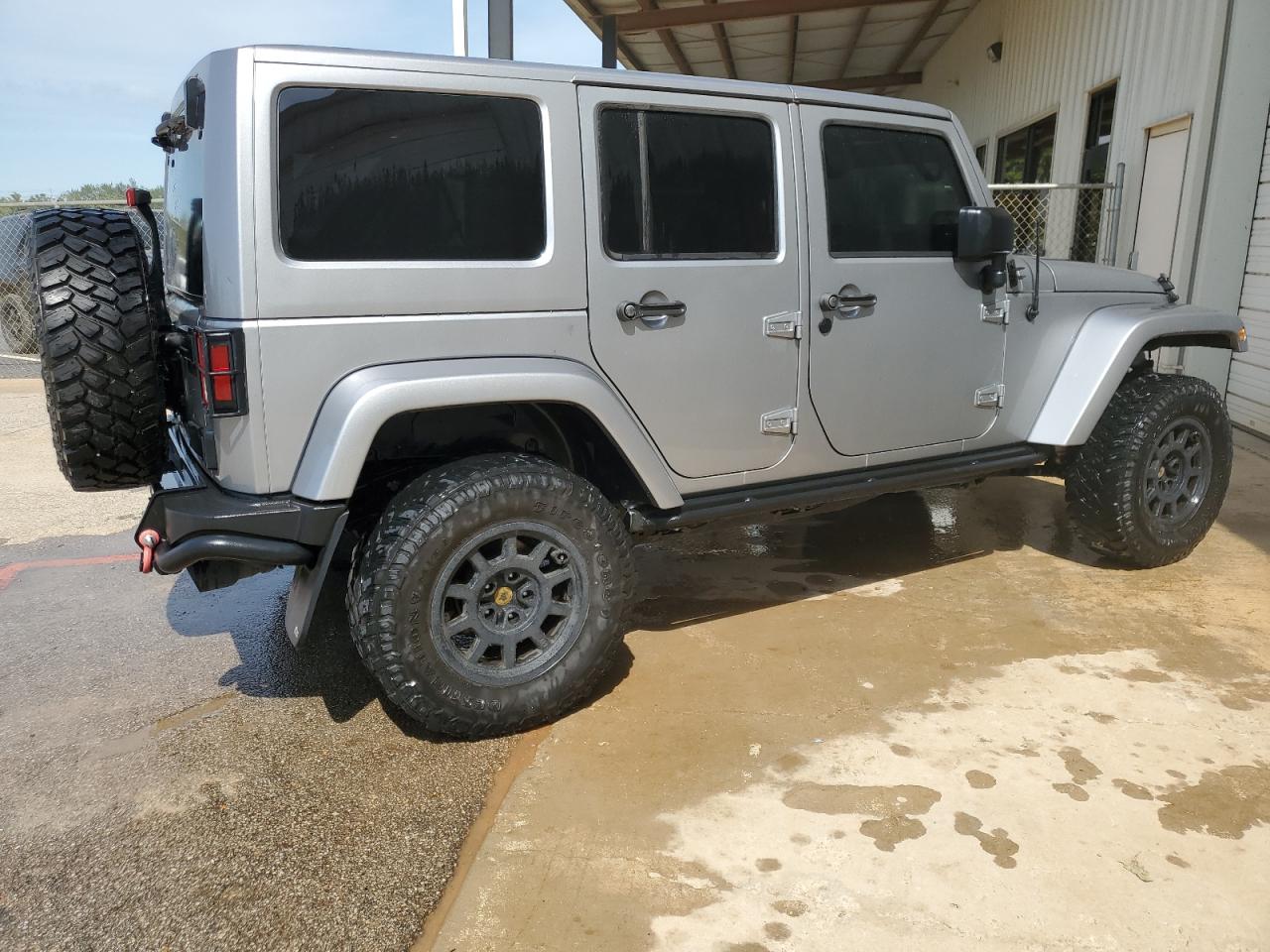 1C4BJWEG5HL607892 2017 Jeep Wrangler Unlimited Sahara