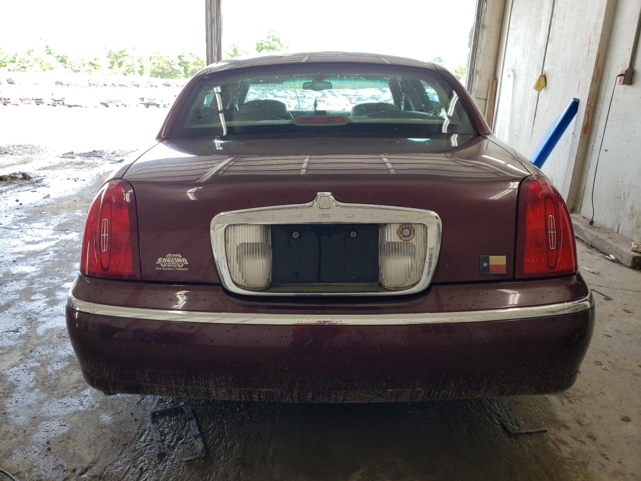 1LNHM82W52Y634122 2002 Lincoln Town Car Signature