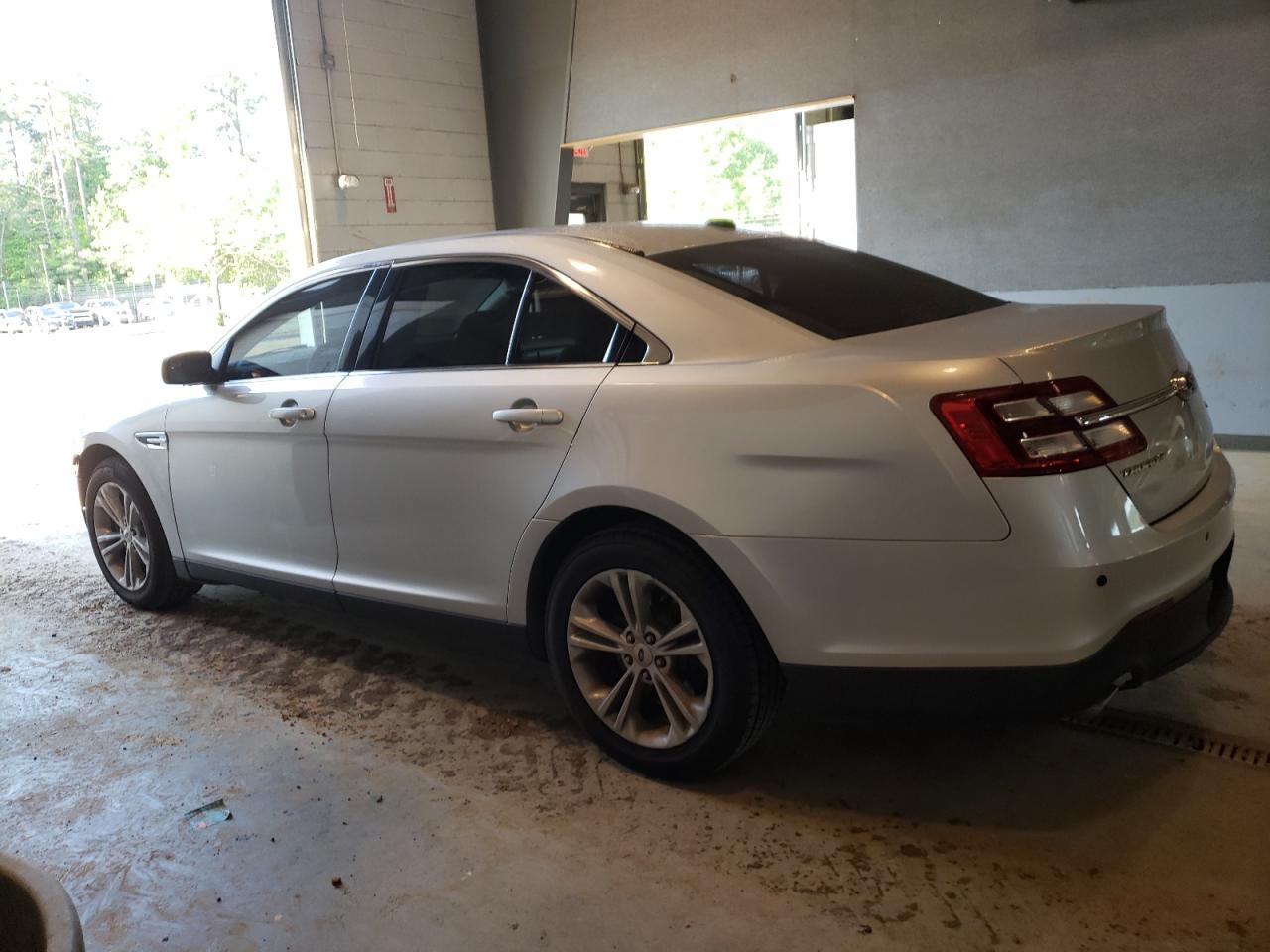 1FAHP2D8XJG125807 2018 Ford Taurus Se