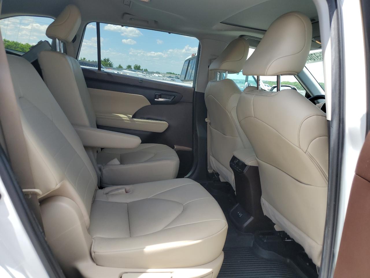 5TDGZRAHXNS553711 2022 Toyota Highlander Xle