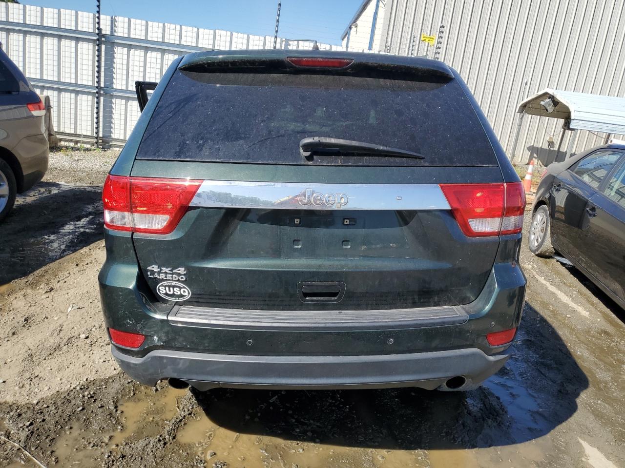 1J4RR4GT2BC520829 2011 Jeep Grand Cherokee Laredo