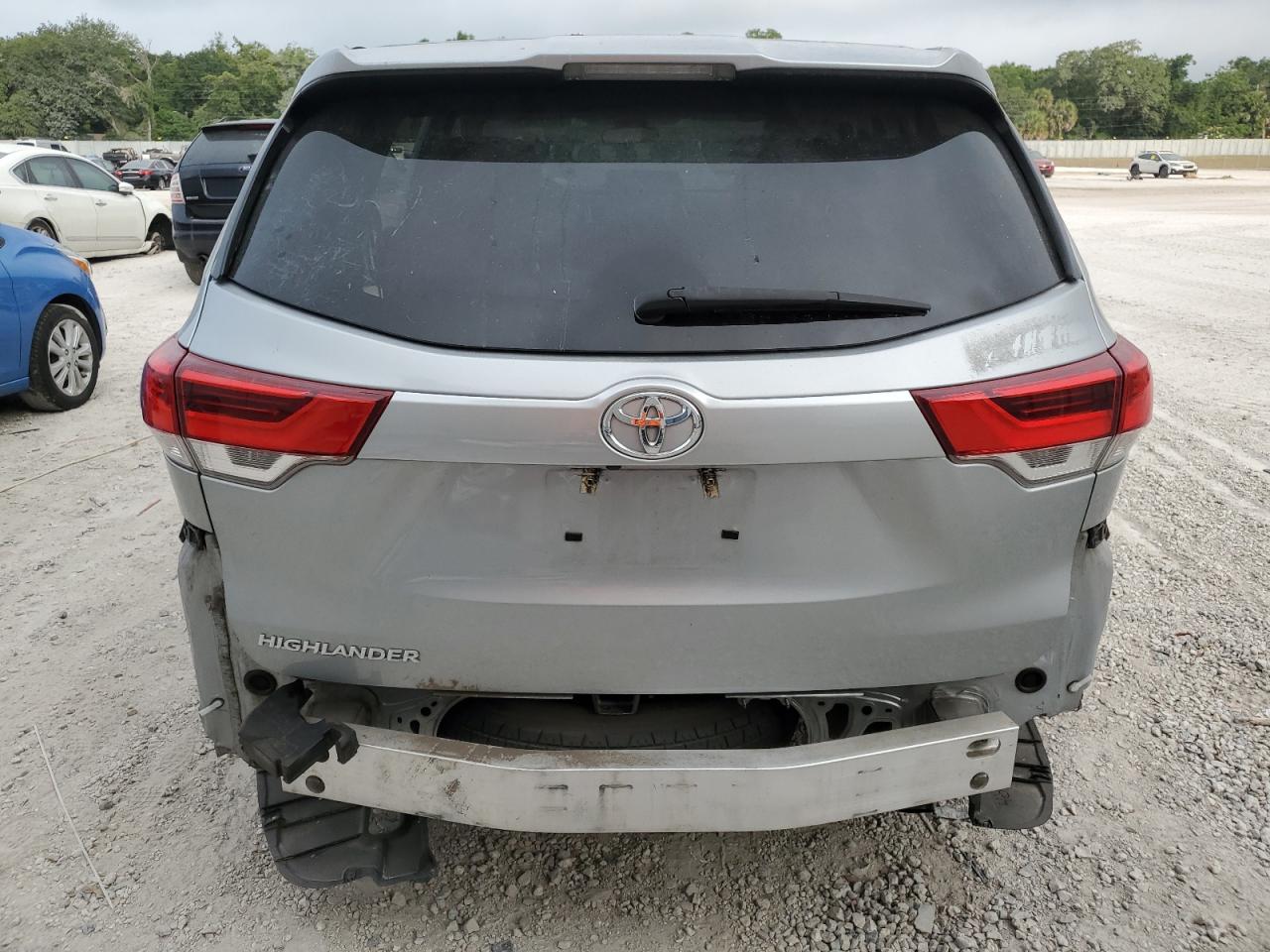 5TDZARFH7KS058659 2019 Toyota Highlander Le