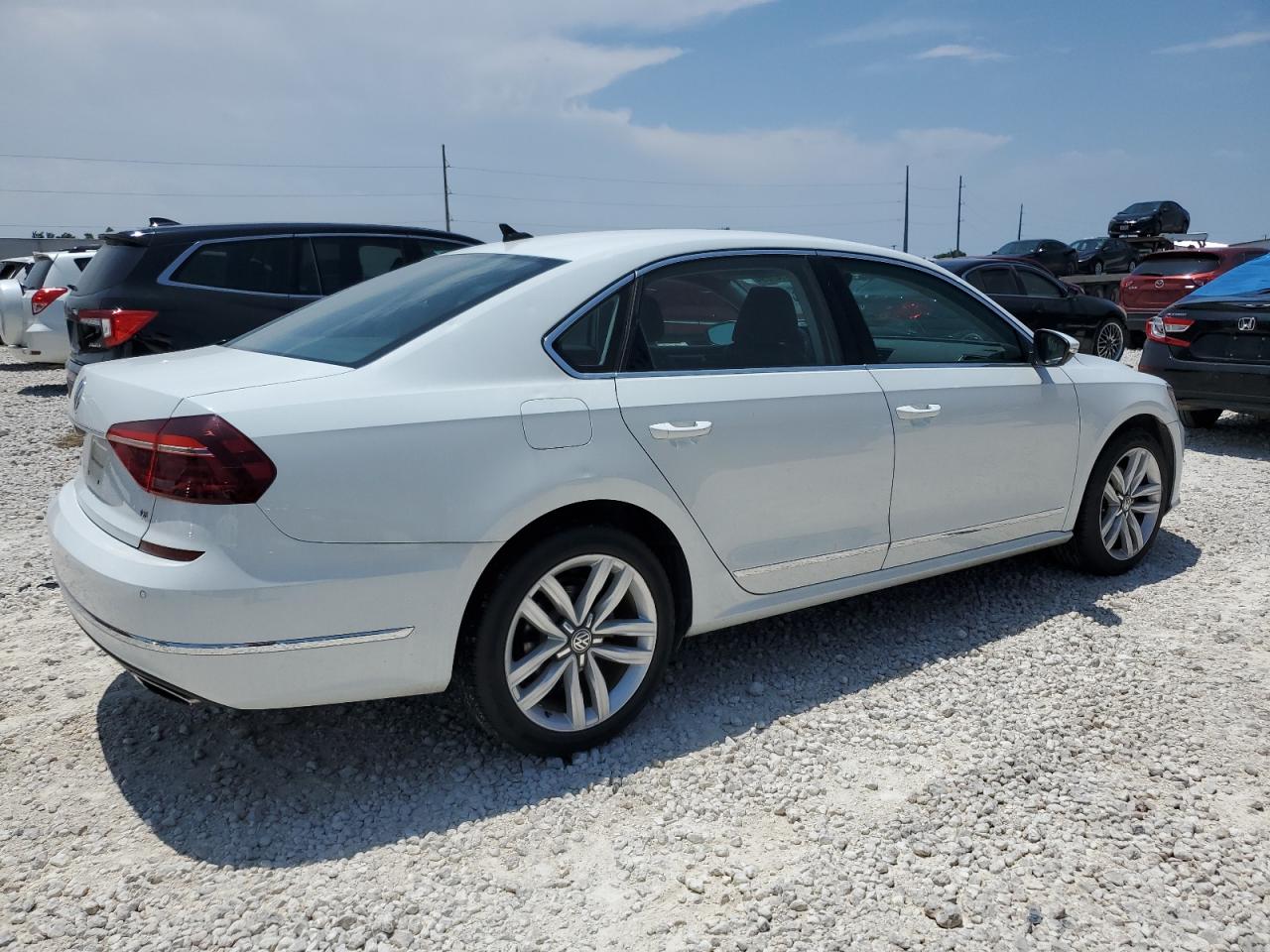 1VWHM7A31HC047957 2017 Volkswagen Passat Se