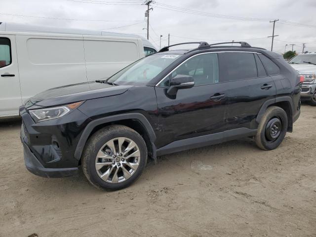 Lot #2556136618 2021 TOYOTA RAV4 XLE P salvage car