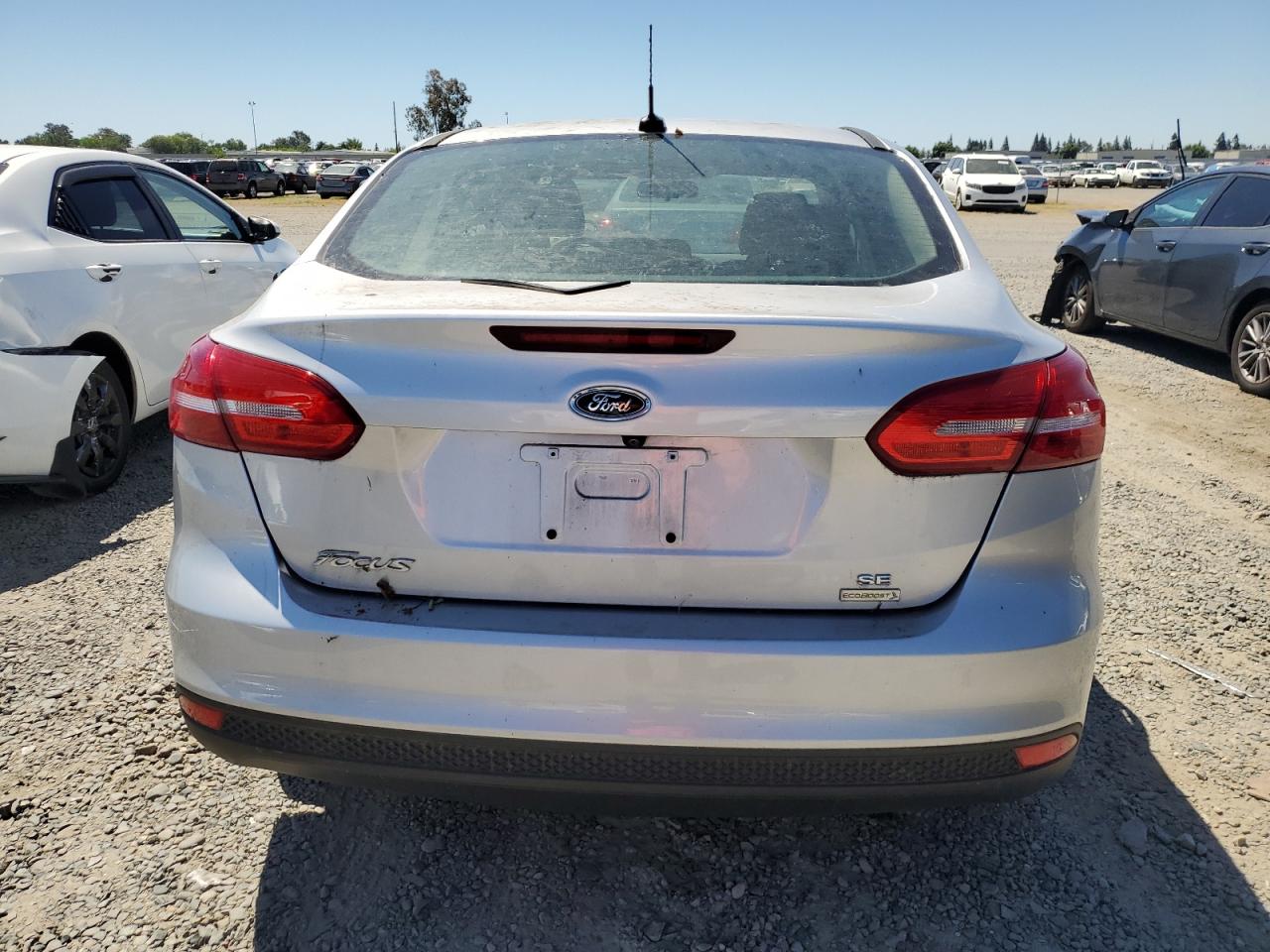 2018 Ford Focus Se vin: 1FADP3FE9JL224326