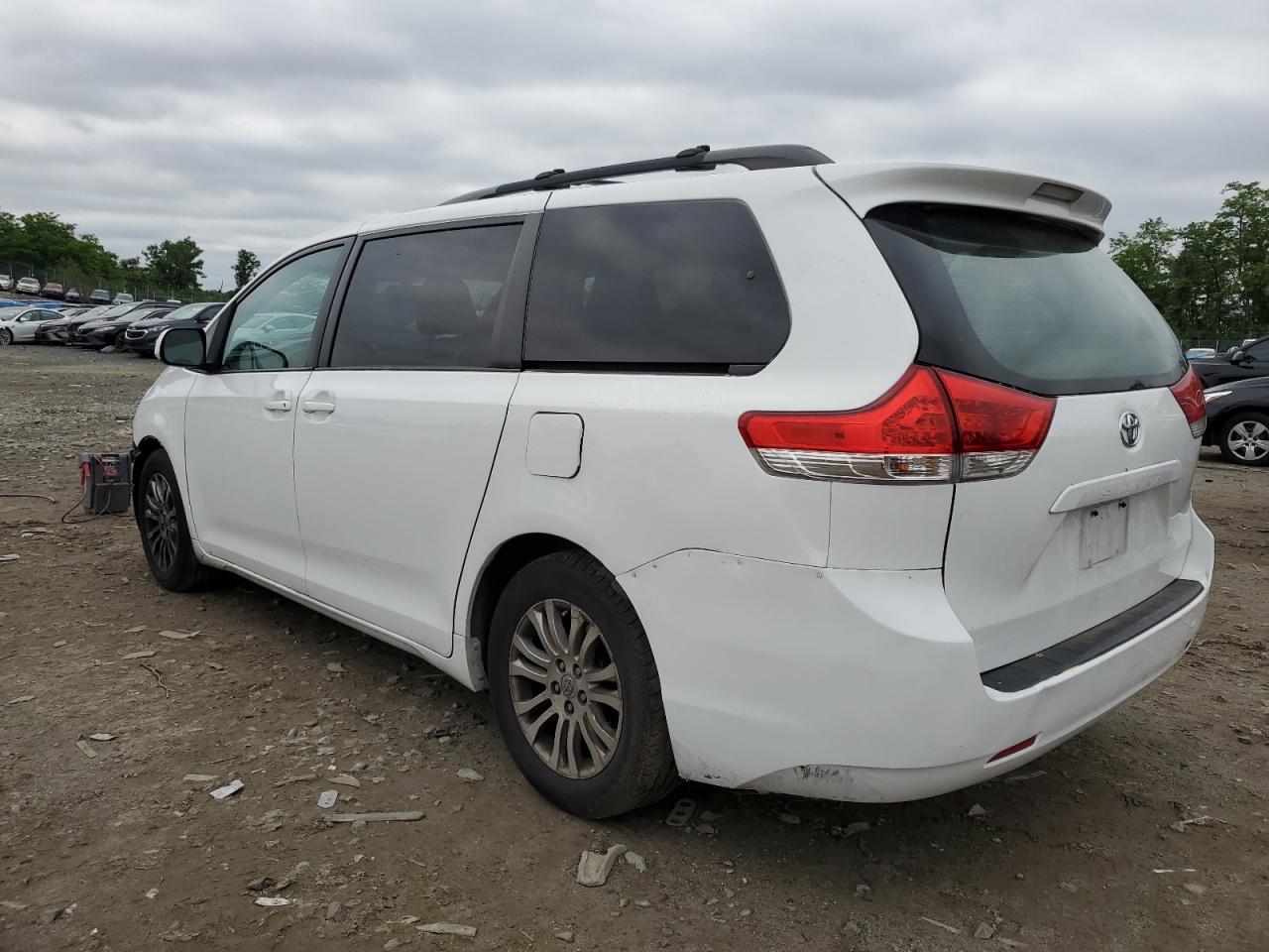 5TDYK3DC8ES438627 2014 Toyota Sienna Xle