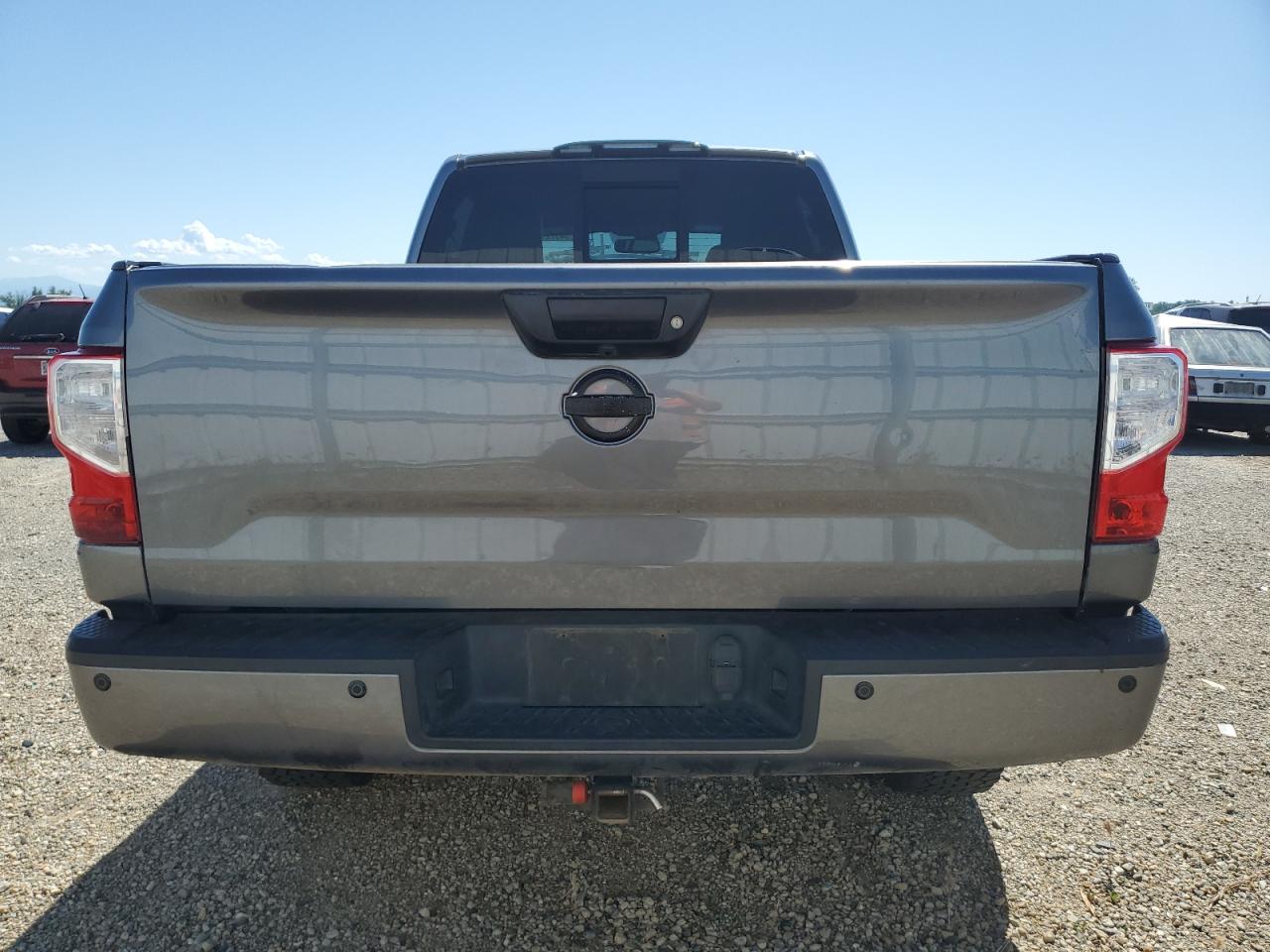 1N6BA1F40JN516270 2018 Nissan Titan Xd Sl