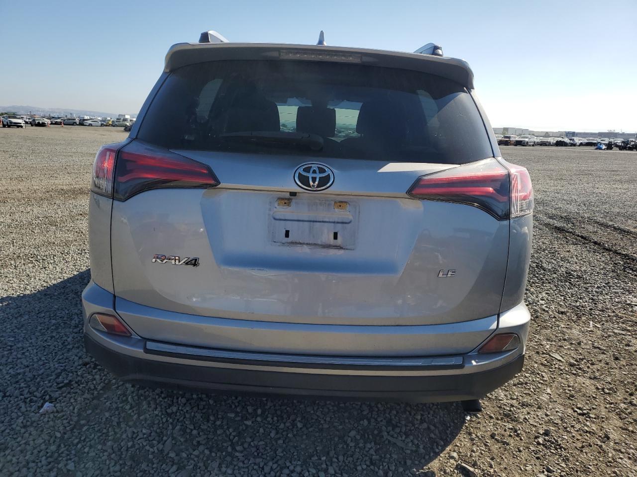 2018 Toyota Rav4 Le vin: JTMZFREV5JJ183695