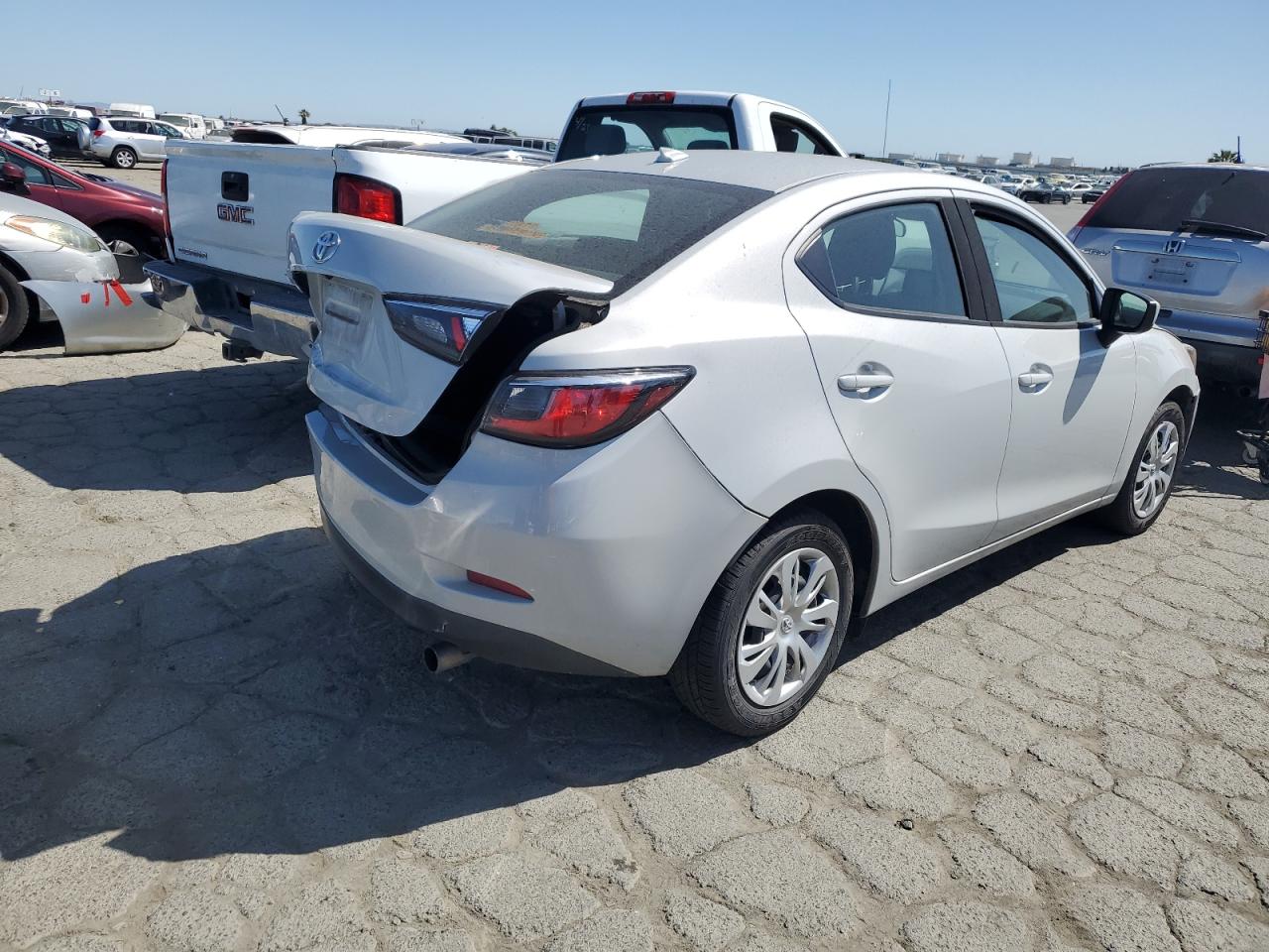 3MYDLBYV1KY510145 2019 Toyota Yaris L