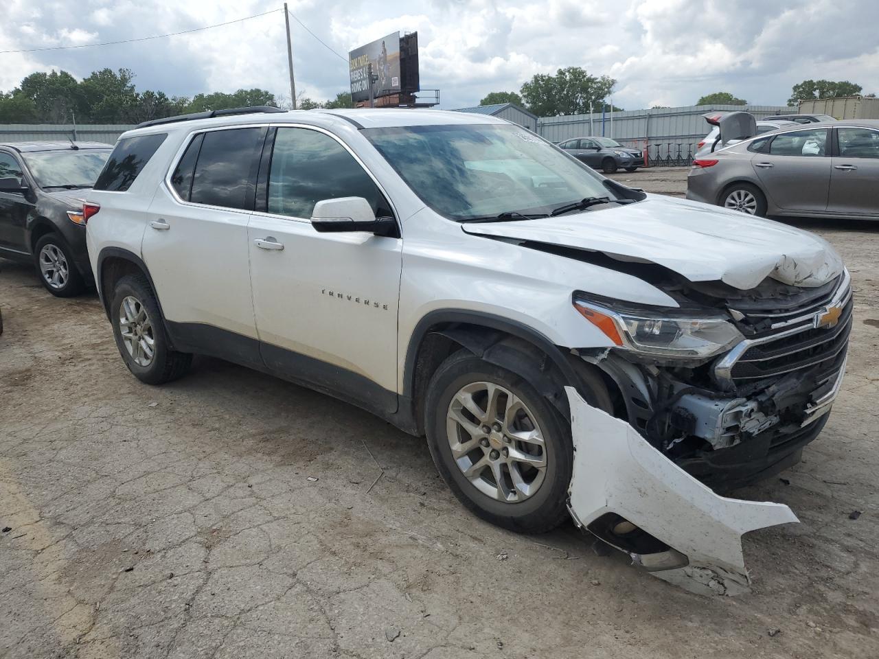 1GNERGKW2KJ304070 2019 Chevrolet Traverse Lt