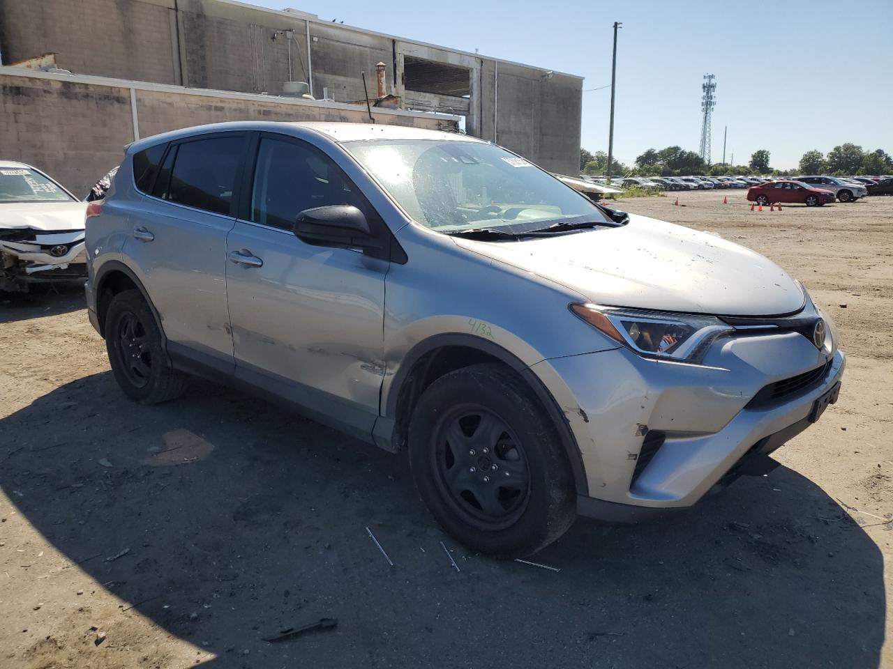 2T3BFREV7JW852505 2018 Toyota Rav4 Le