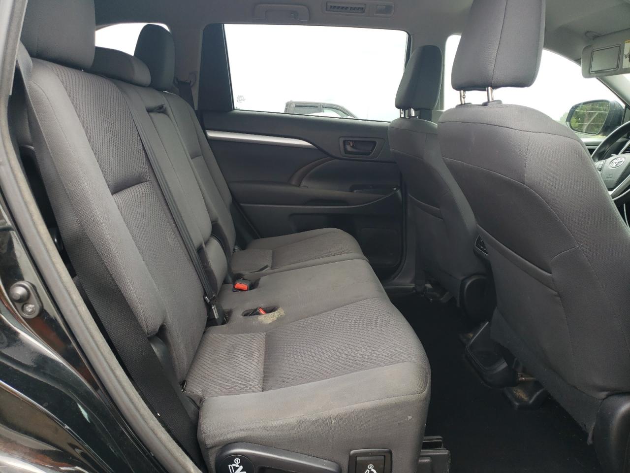 5TDZZRFH1JS240039 2018 Toyota Highlander Le