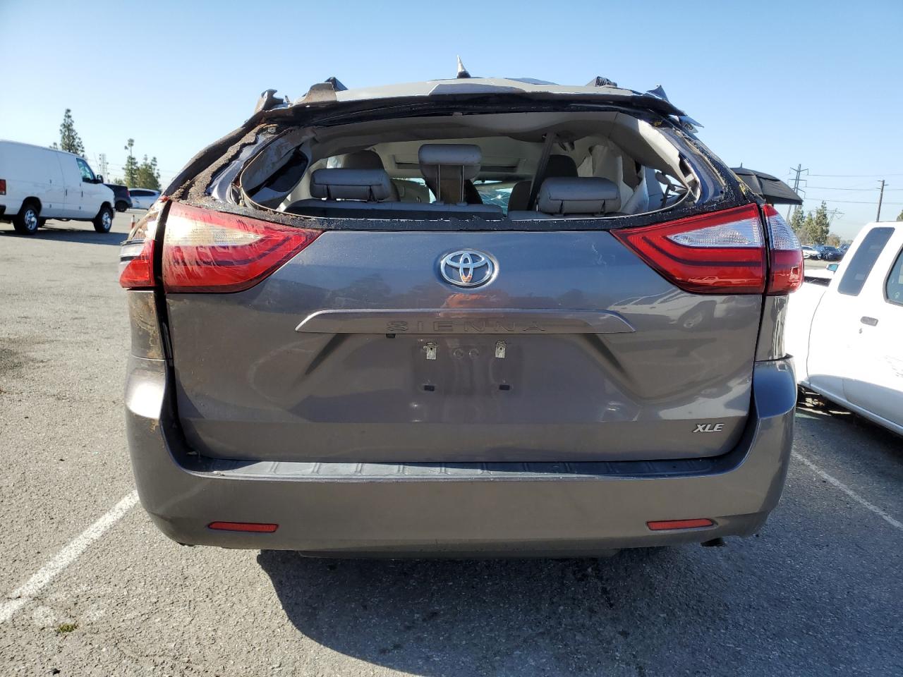 5TDYZ3DC0KS984071 2019 Toyota Sienna Xle