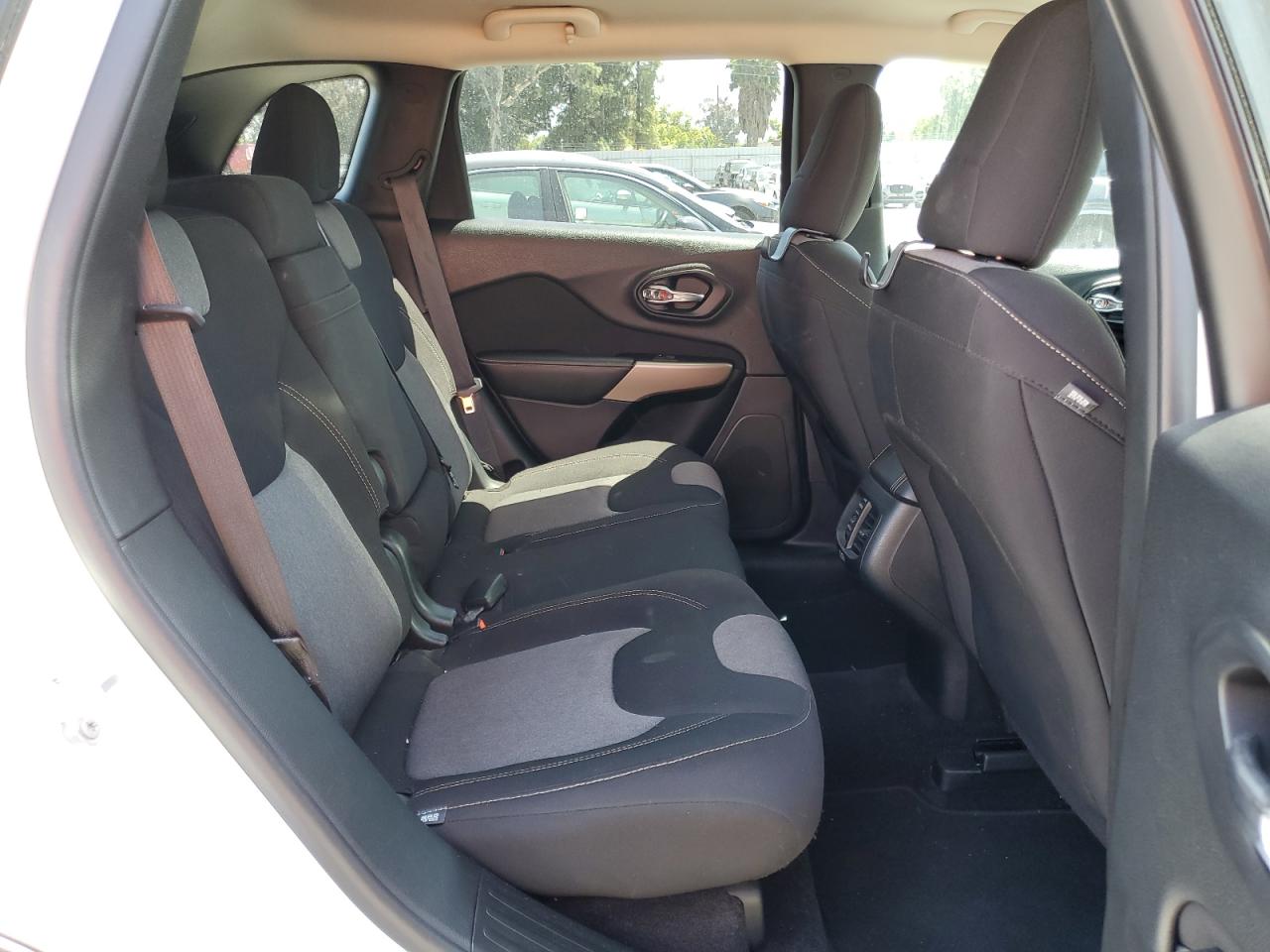 1C4PJLCB8JD620390 2018 Jeep Cherokee Latitude