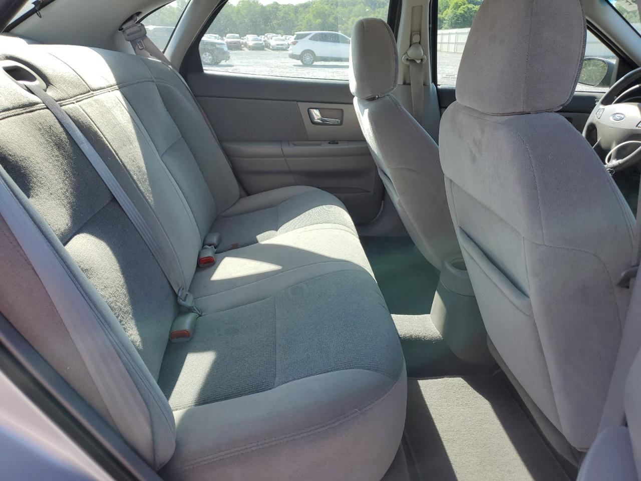 1FAFP5324YA236033 2000 Ford Taurus Se