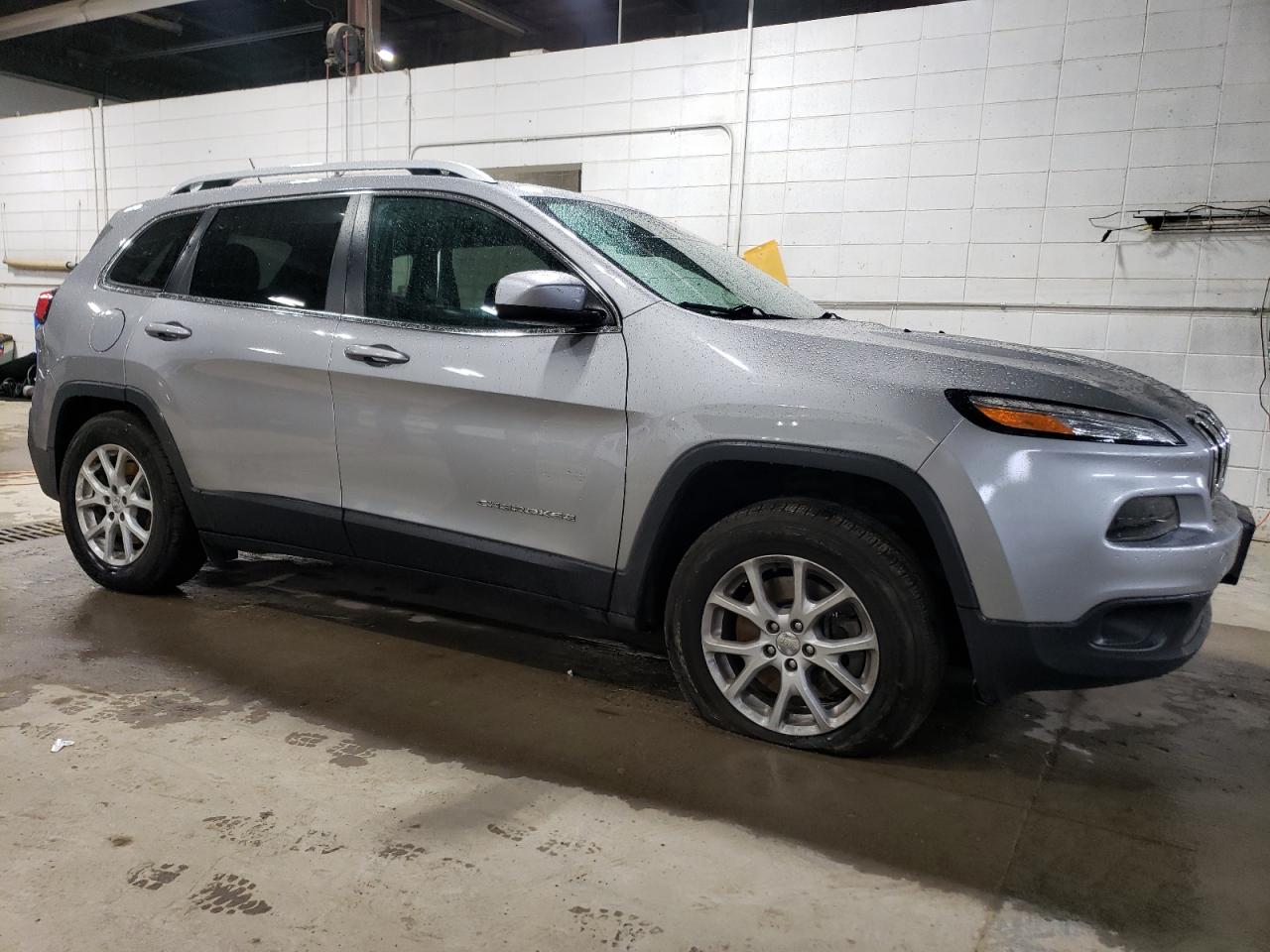 2017 Jeep Cherokee Latitude vin: 1C4PJMCS9HW589526