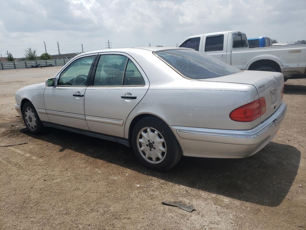 WDBJF65F1WA637855 1998 Mercedes-Benz E 320