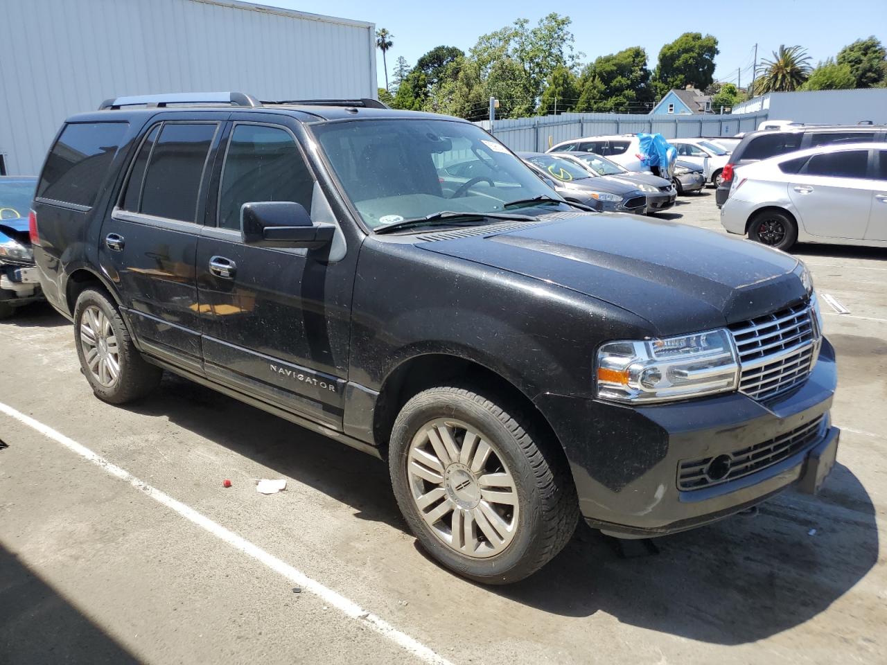 5LMJJ2J59BEJ02063 2011 Lincoln Navigator