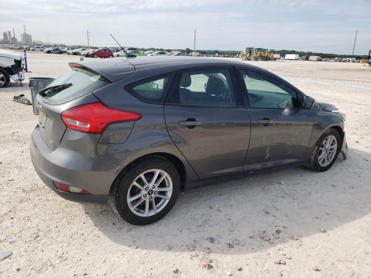 2018 Ford Focus Se vin: 1FADP3K26JL207768