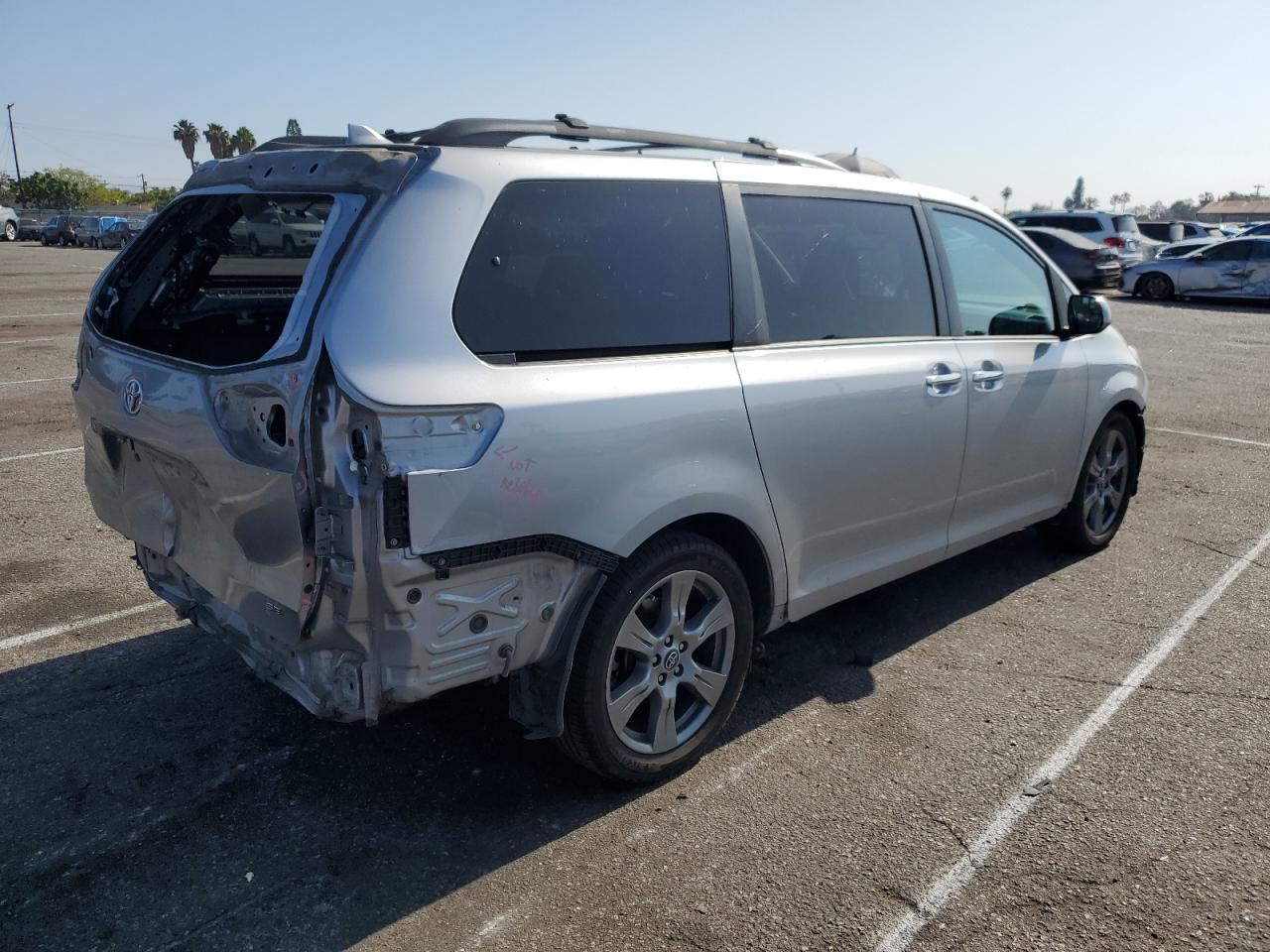 5TDXZ3DC7JS913413 2018 Toyota Sienna Se