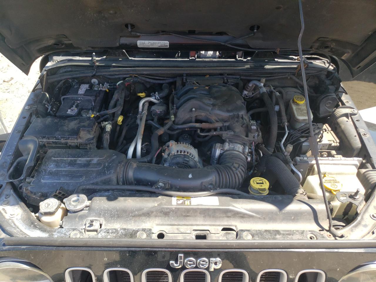 1C4BJWEG4GL165475 2016 Jeep Wrangler Unlimited Sahara