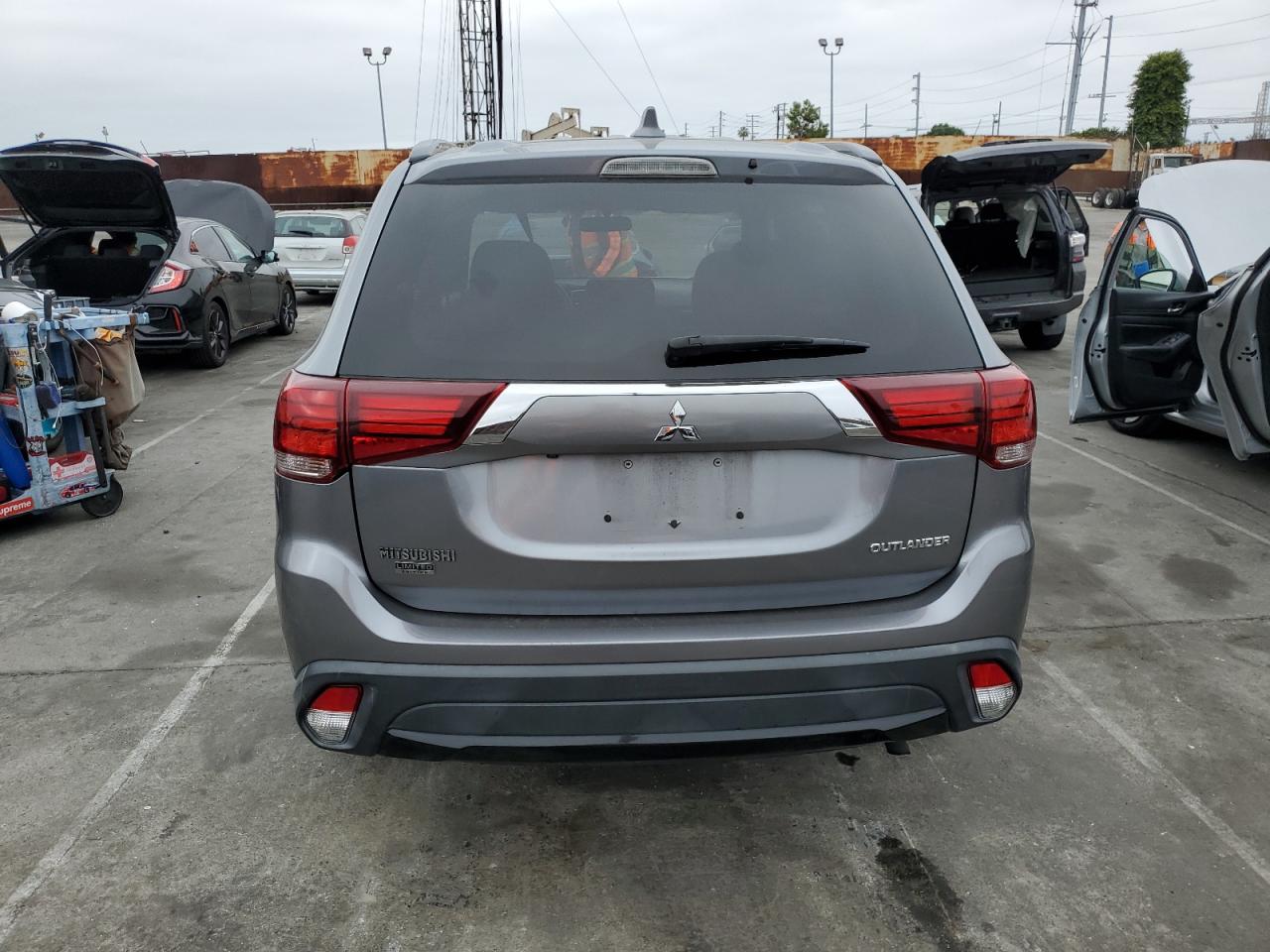 JA4AD3A32JZ046827 2018 Mitsubishi Outlander Se