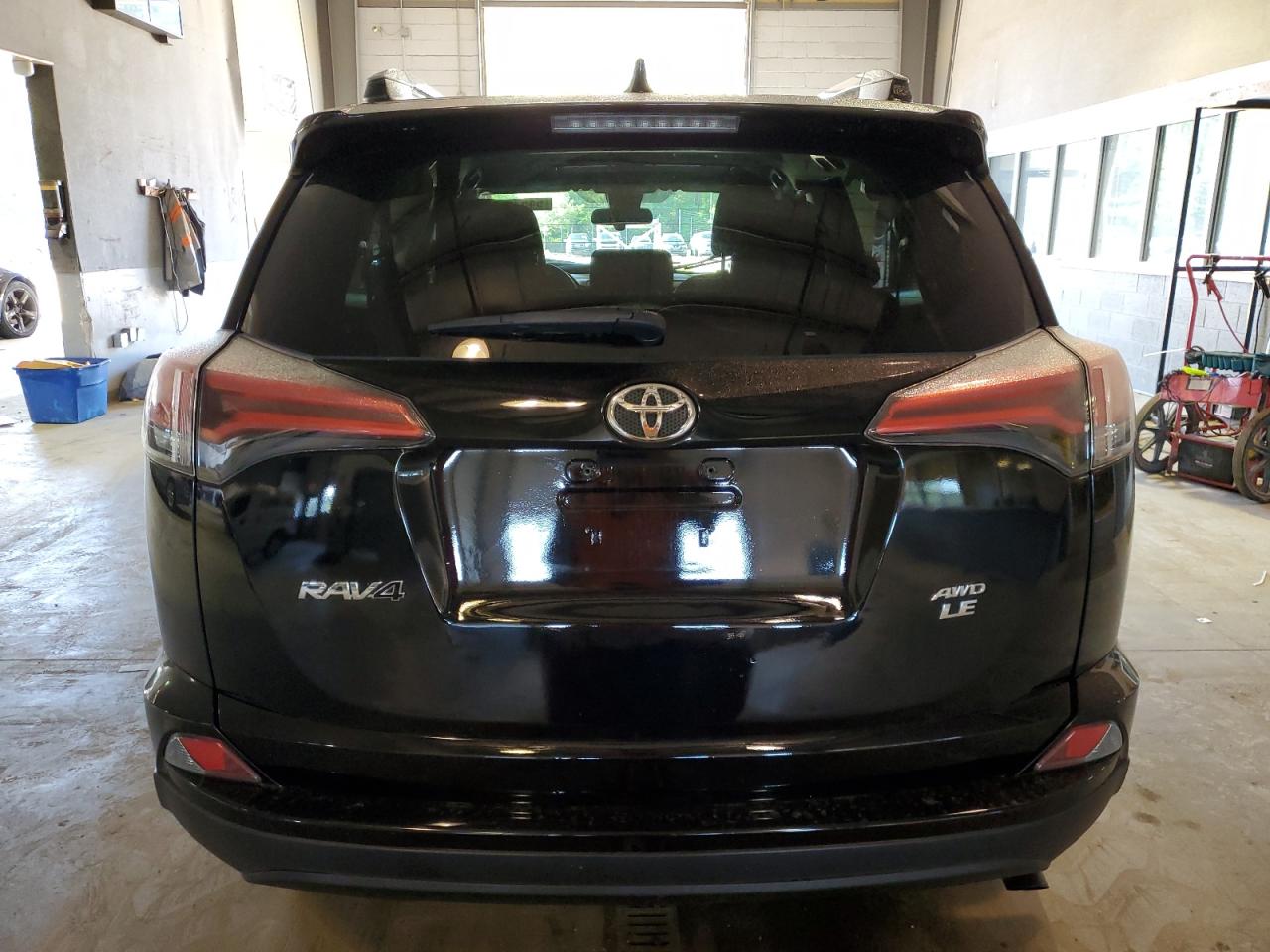 2T3BFREV1HW573223 2017 Toyota Rav4 Le