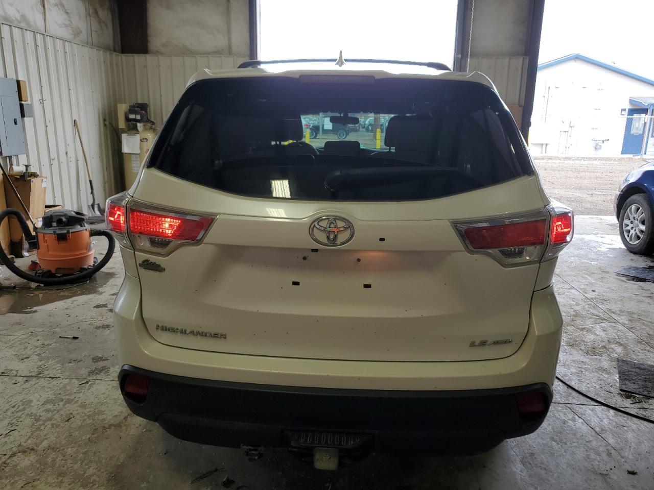 5TDBKRFH6FS175704 2015 Toyota Highlander Le