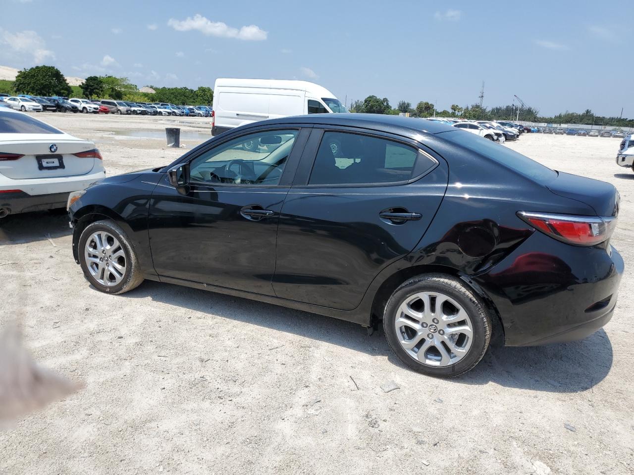 3MYDLBYV1JY309702 2018 Toyota Yaris Ia