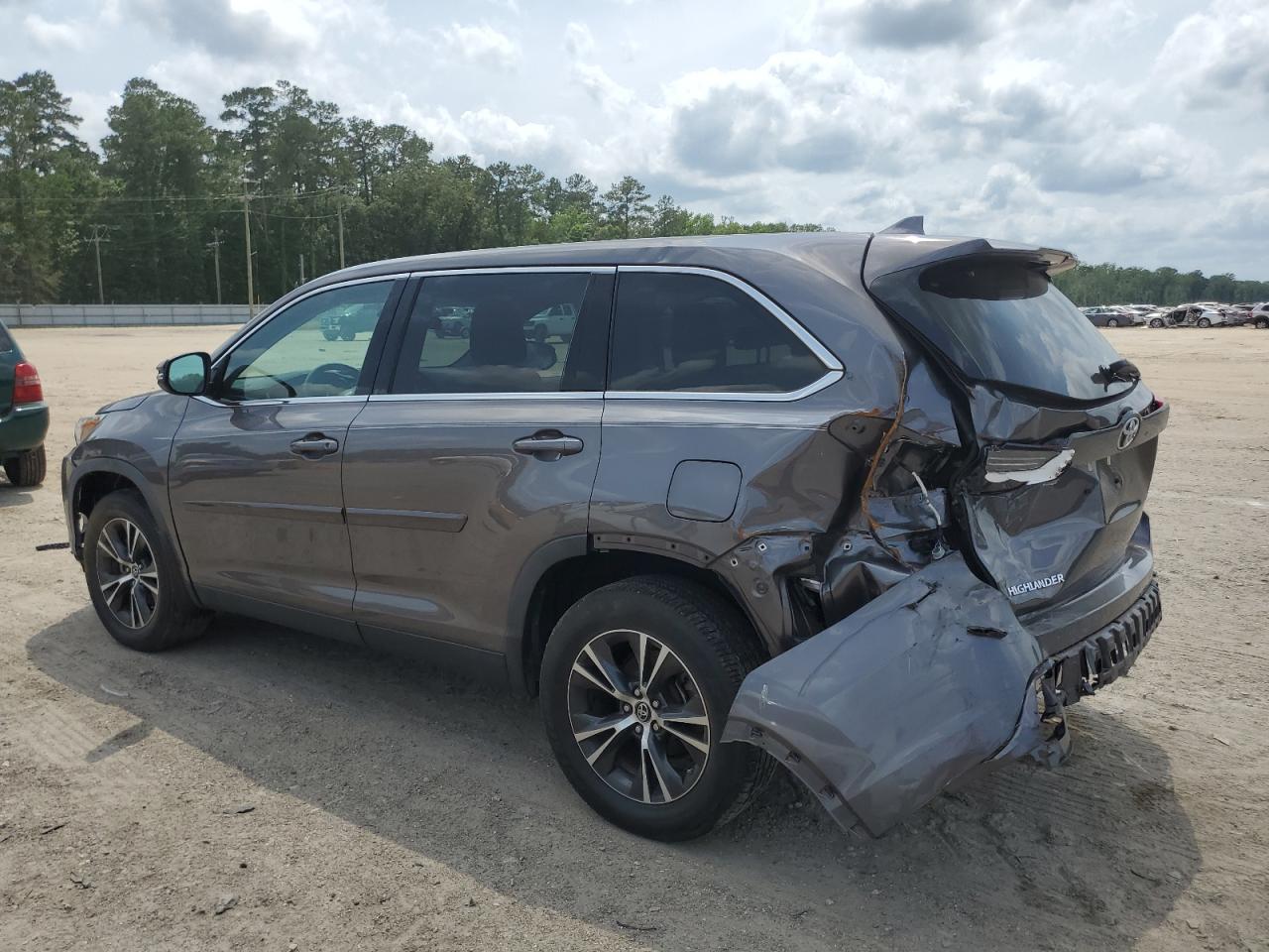 5TDZZRFH4KS352349 2019 Toyota Highlander Le