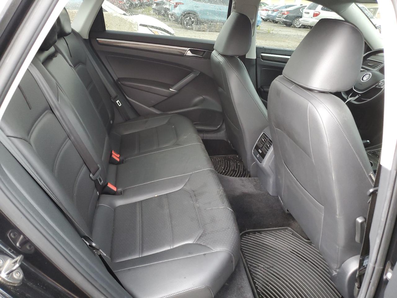 1VWBA7A35JC005280 2018 Volkswagen Passat Se