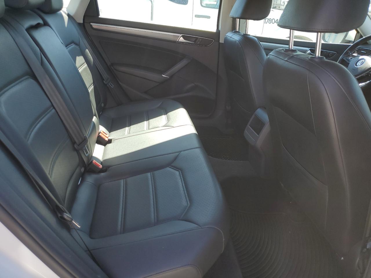 1VWDT7A38HC060884 2017 Volkswagen Passat R-Line