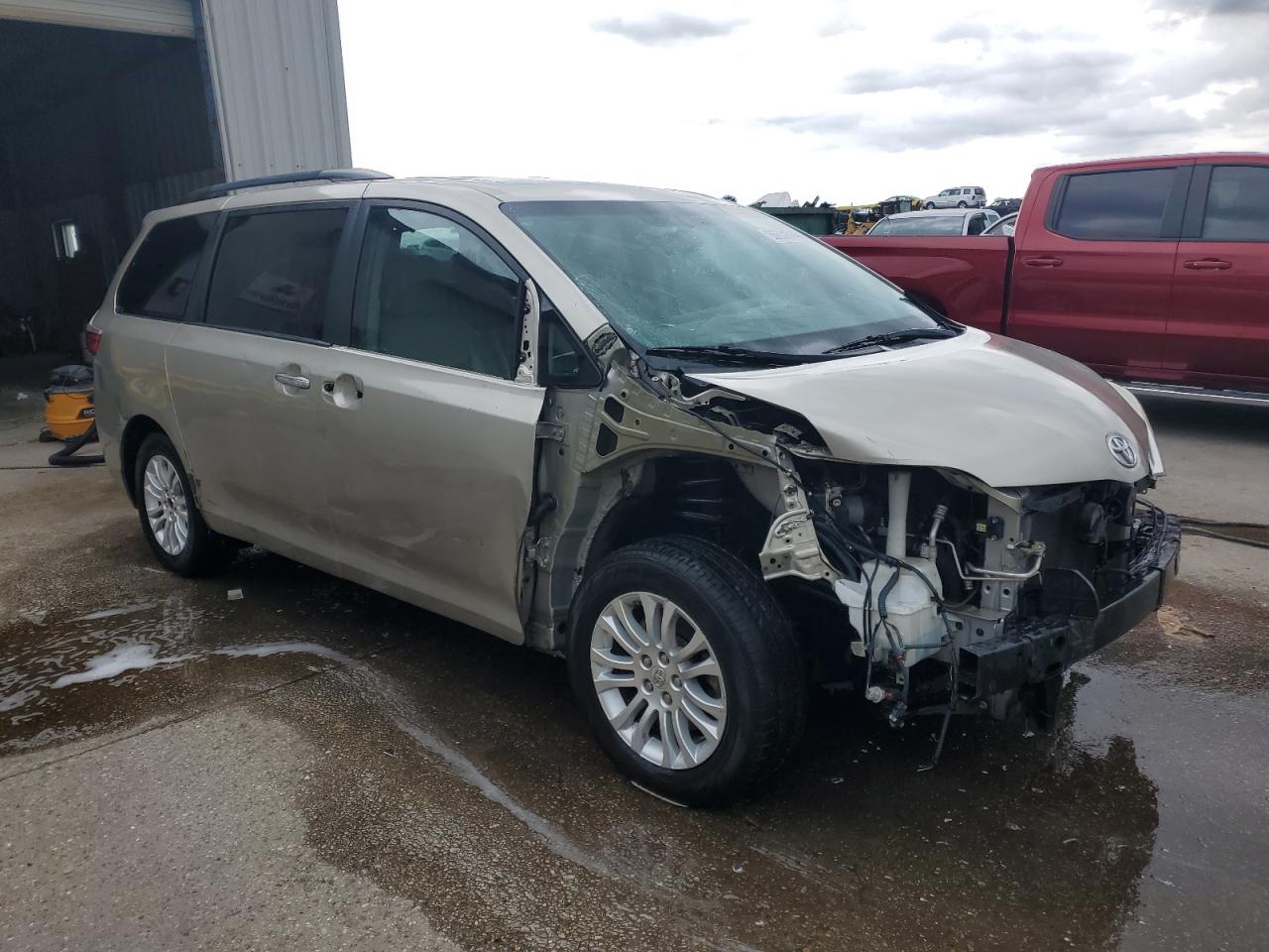 5TDYK3DC6FS657068 2015 Toyota Sienna Xle