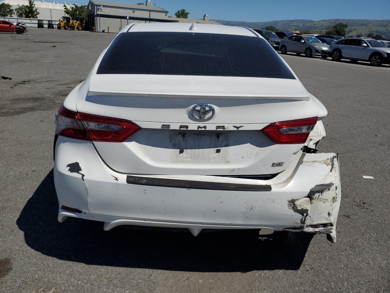 4T1B11HK1JU015856 2018 Toyota Camry L