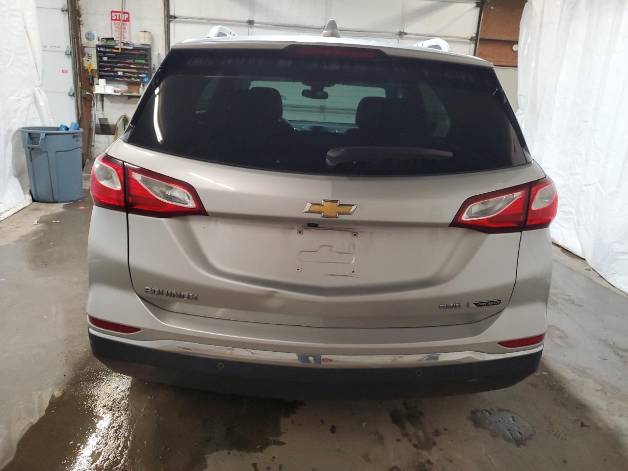 2GNAXVEV8J6126723 2018 Chevrolet Equinox Premier